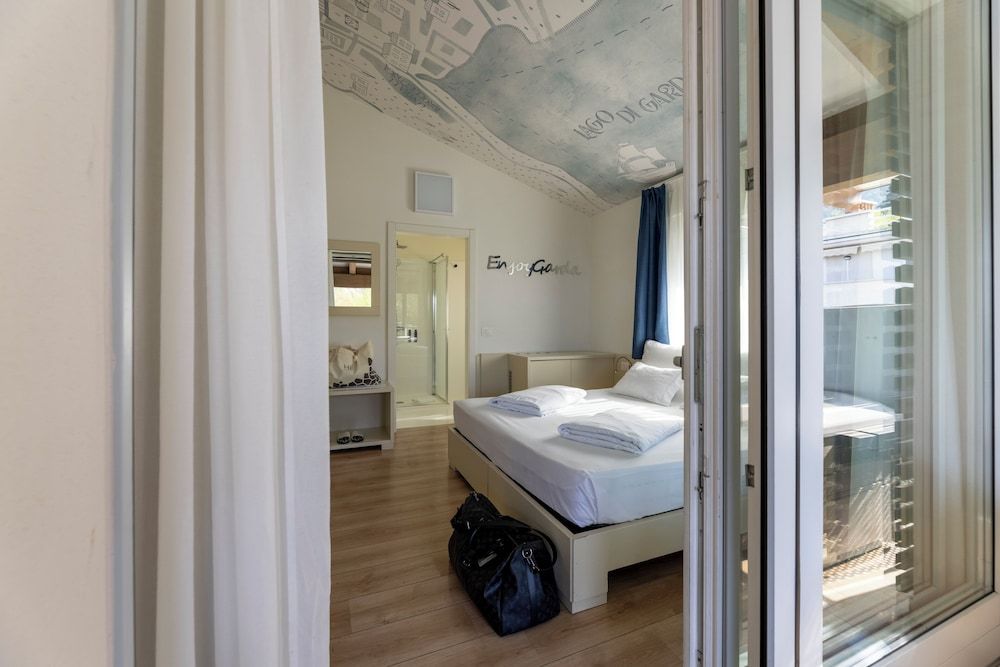 Superior Room, Lake View