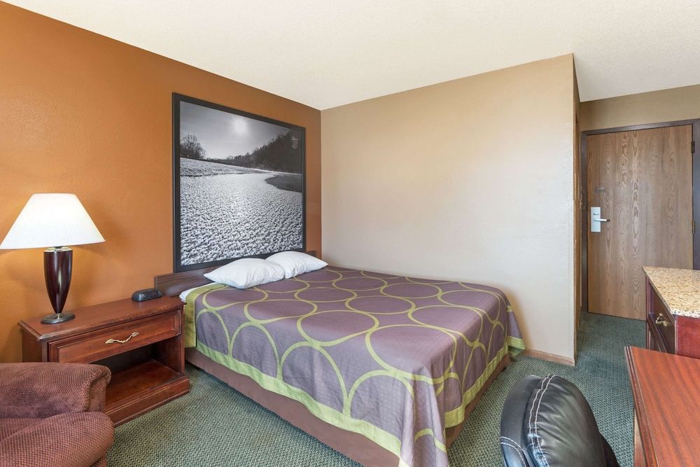 Standard Room, 1 Queen Bed