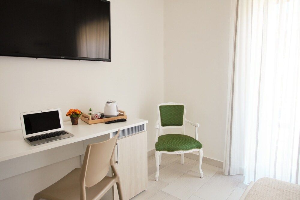 Central Apartments Deluxe Double Room 13