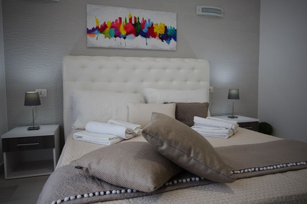 Central Apartments Deluxe Double Room 5