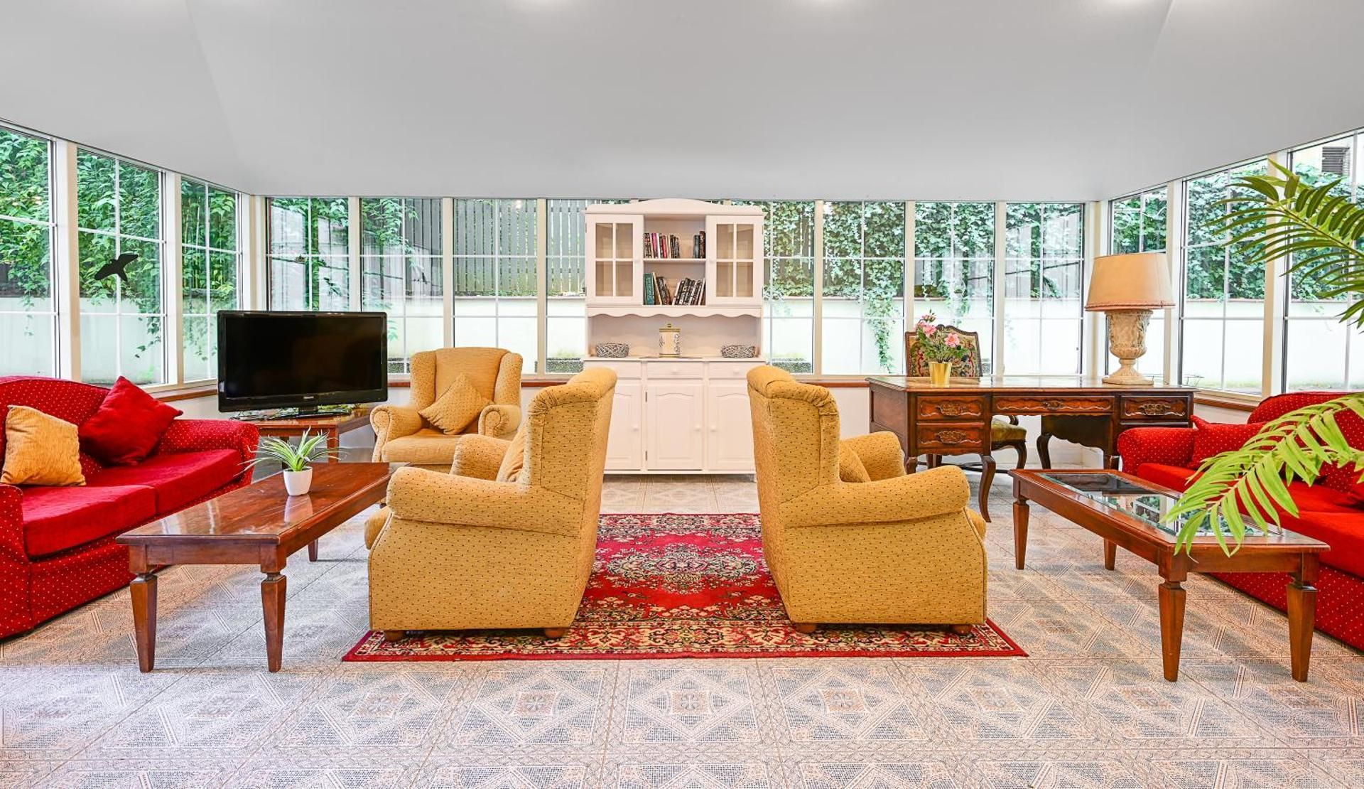 shared lounge/tv area