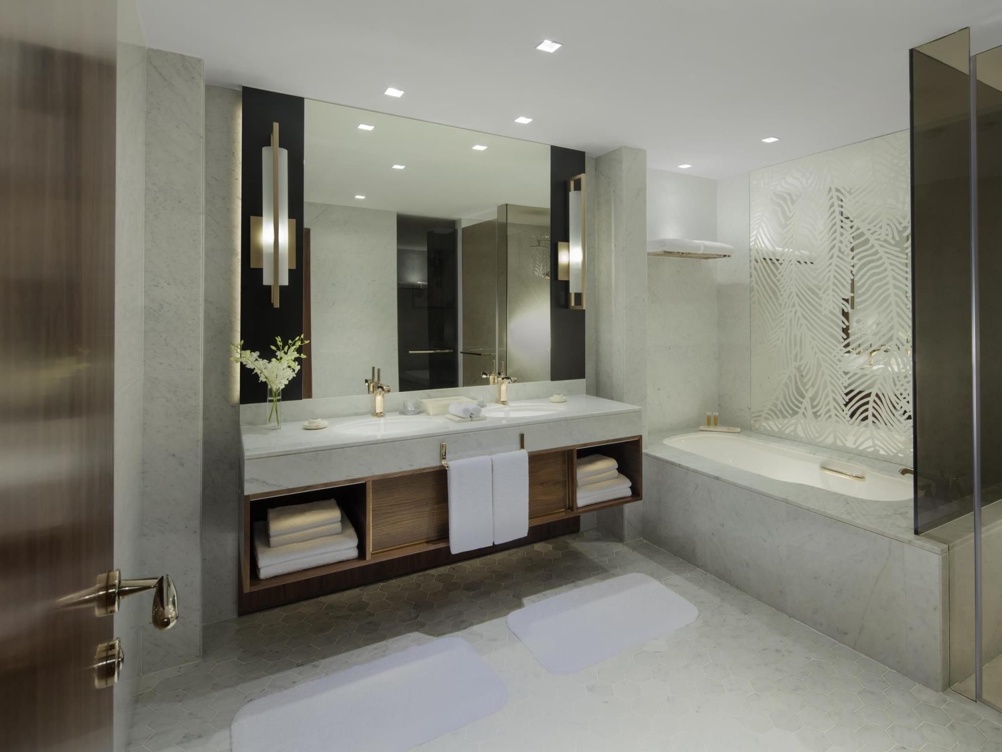 1 King Bed Skyline View