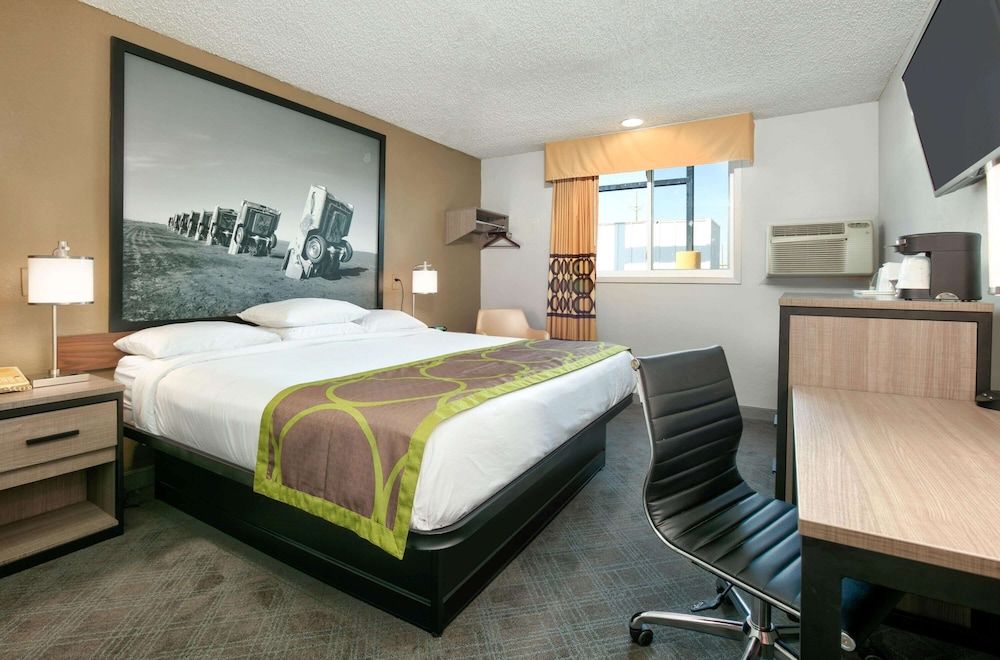 Super 8 by Wyndham Amarillo Room, 1 King Bed, Accessible, Non Smoking (Mobility,Tub w/Grab Bars)