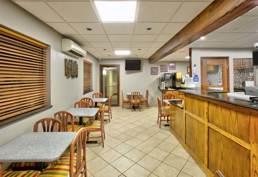 undefined Super 8 by Wyndham Amarillo 9