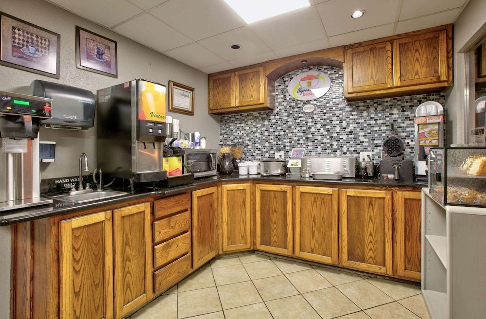 undefined Super 8 by Wyndham Amarillo 8