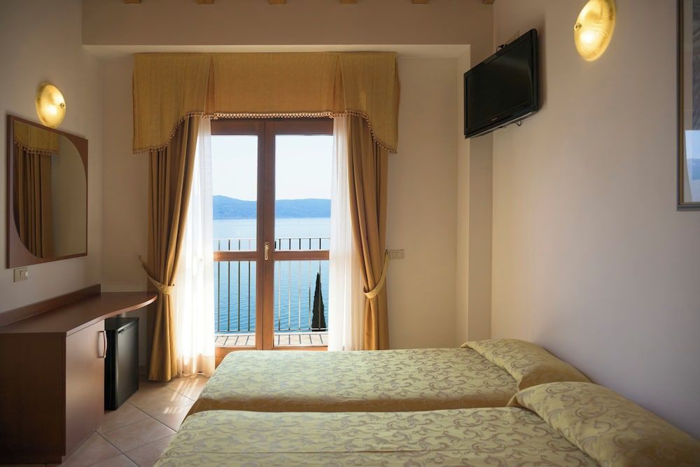 Standard Double Room Terrace or Balcony Lake View