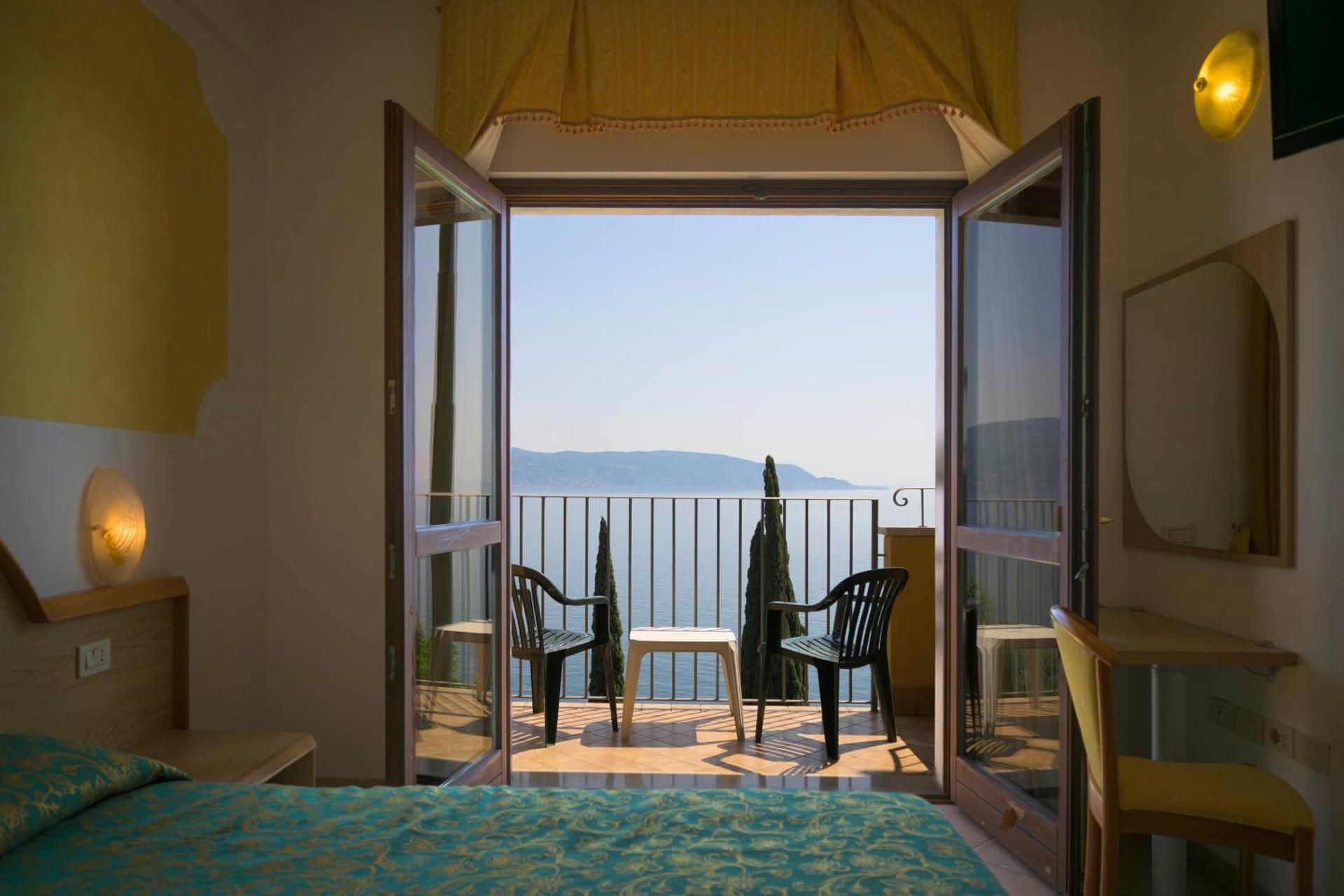 Triple Room with Balcony or Terrace and Lake View
