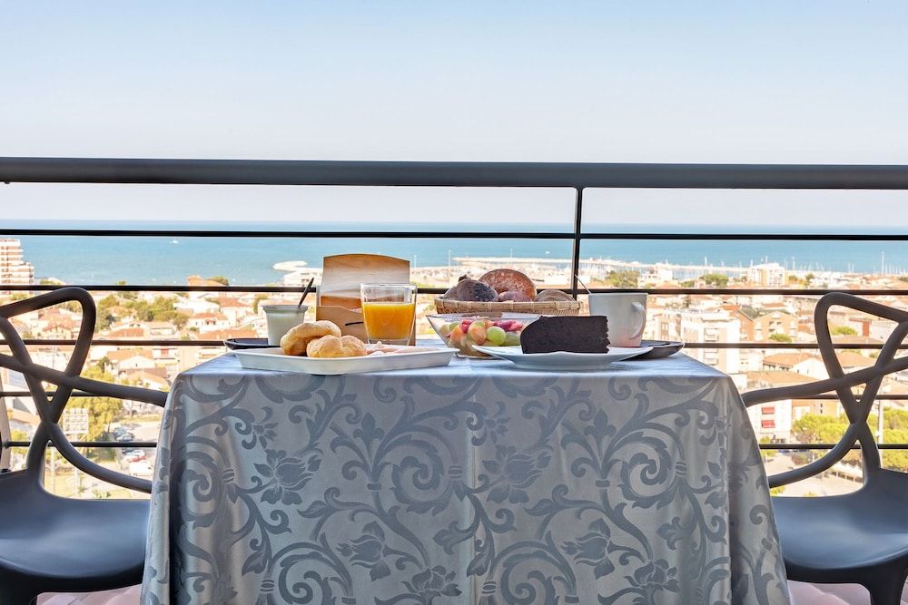 Room Service - Dining