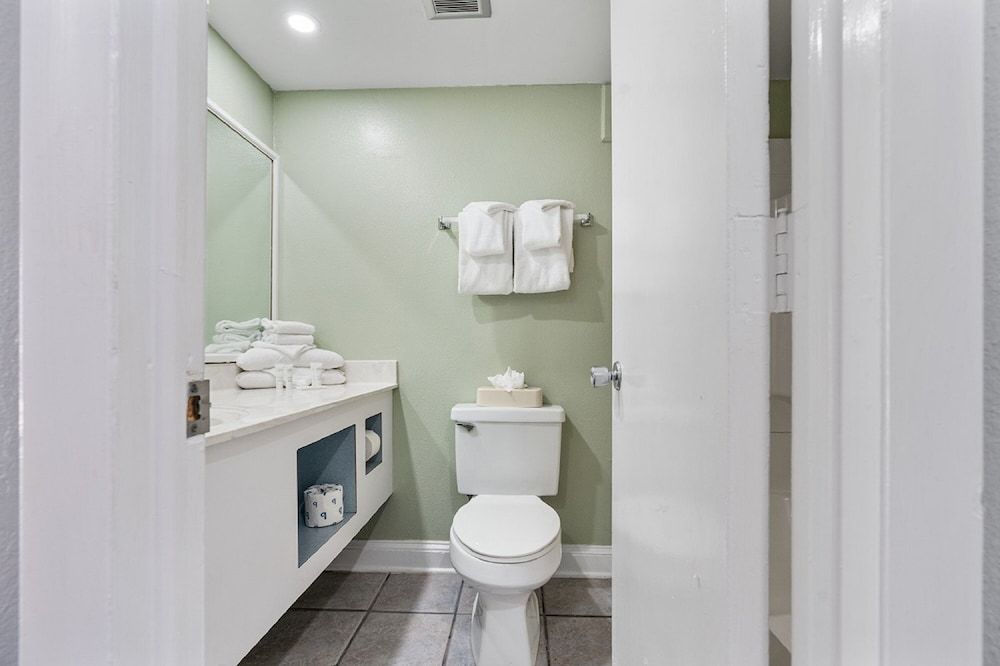 Suite, Partial Ocean View