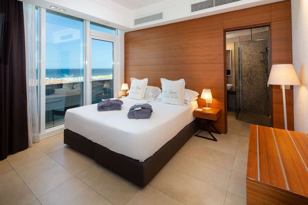 Junior Suite, 1 King Bed, Jetted Tub, Sea View