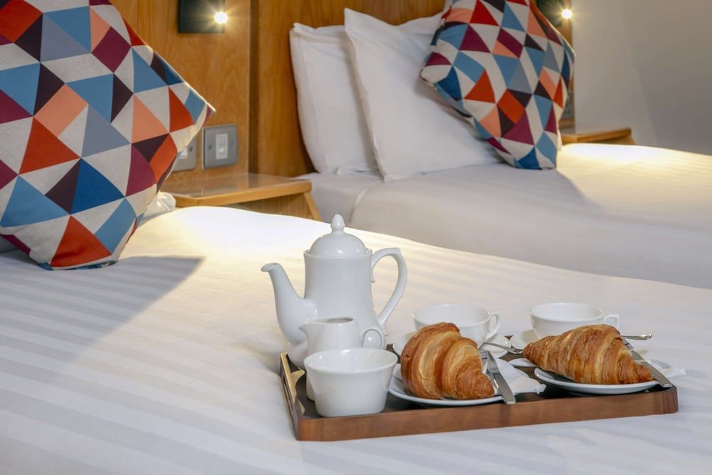 Queensway Hotel, Sure Hotel Collection by Best Western Standard Loft, 2 Twin Beds, Non Smoking (Shower Only) 3