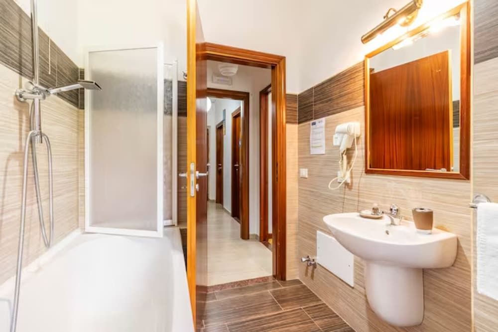 Luna B&B Standard Triple Room, 1 Bedroom, Bathtub 12