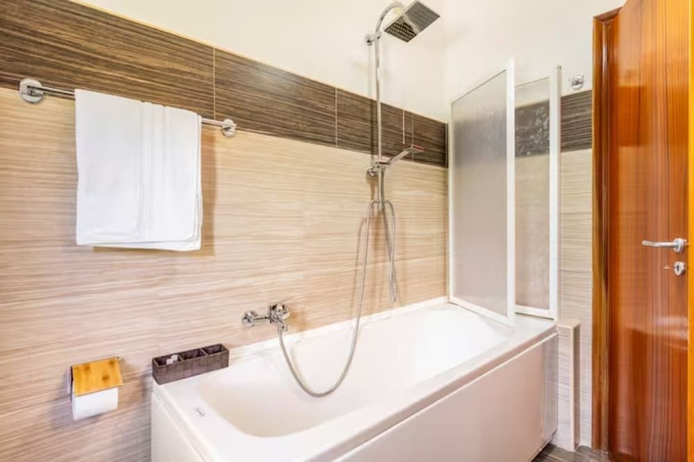 Luna B&B Standard Triple Room, 1 Bedroom, Bathtub 11