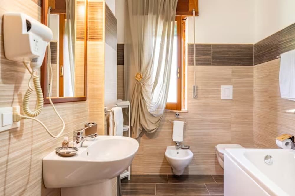 Luna B&B Standard Triple Room, 1 Bedroom, Bathtub 10