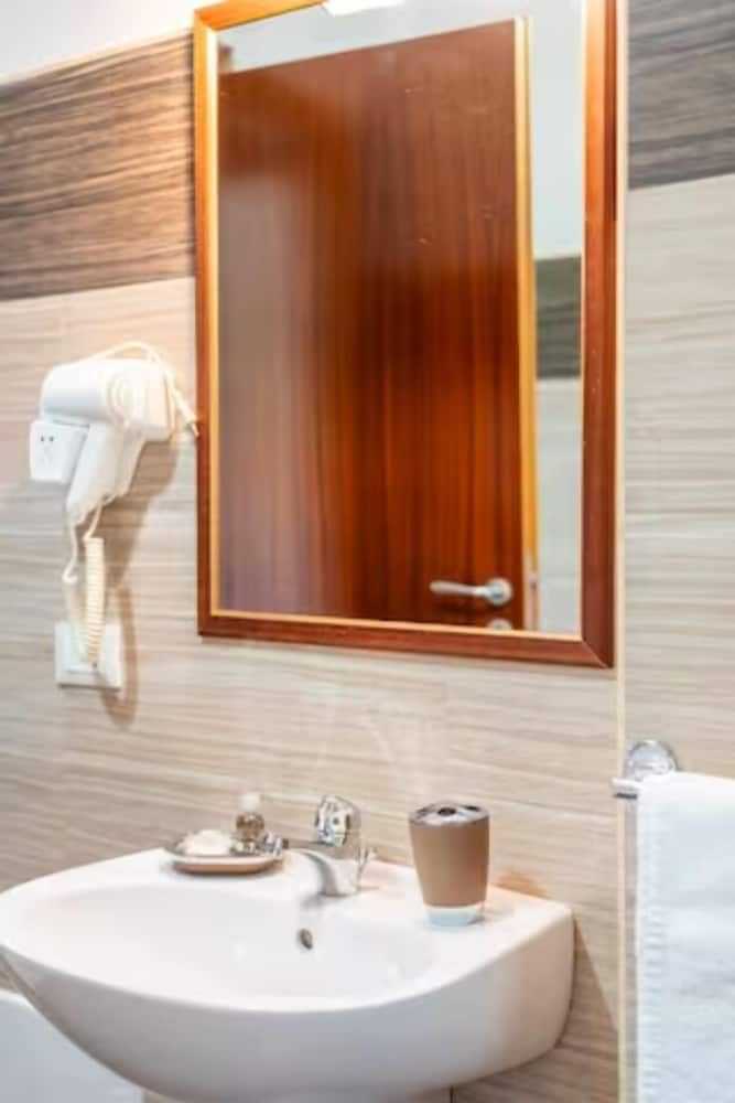 Luna B&B Standard Triple Room, 1 Bedroom, Bathtub 13