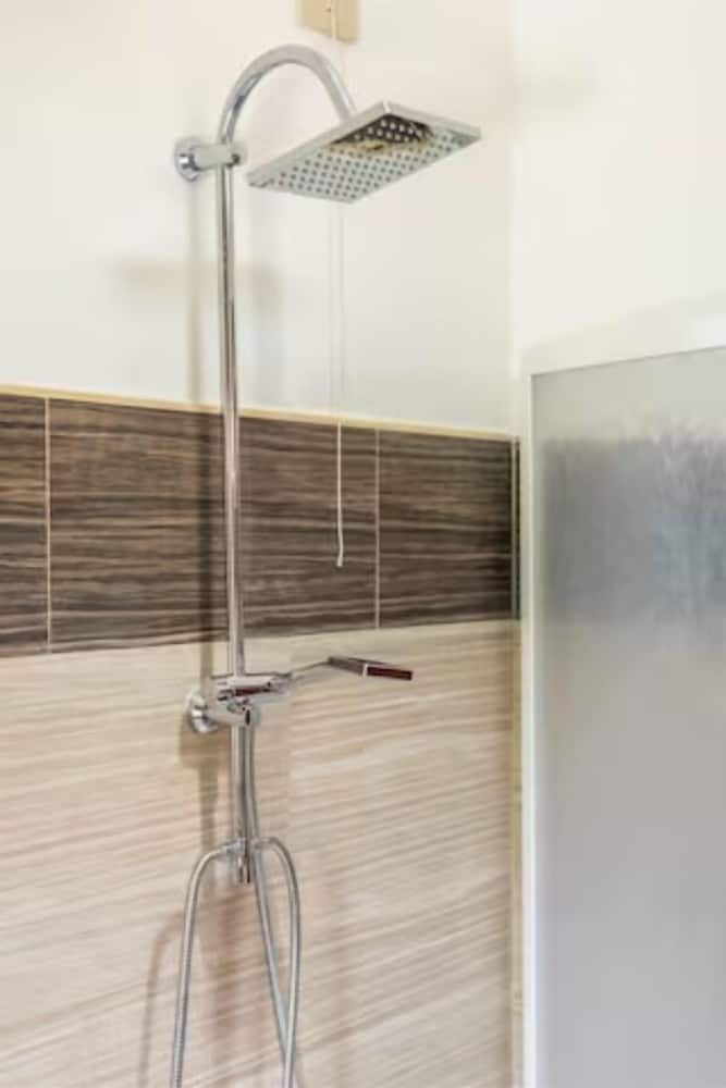 Luna B&B Standard Triple Room, 1 Bedroom, Bathtub 9