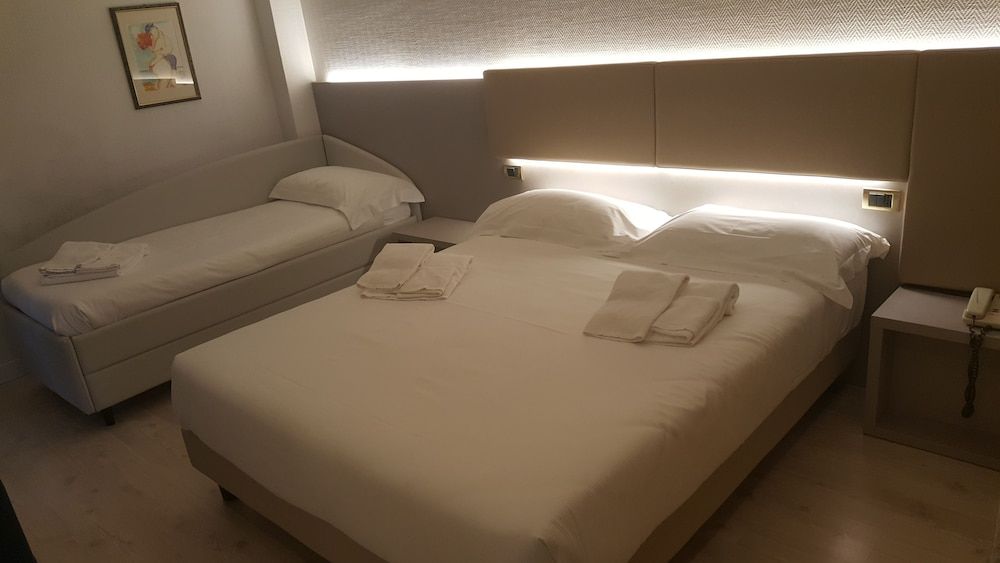 Hotel Augustus Classic Triple Room