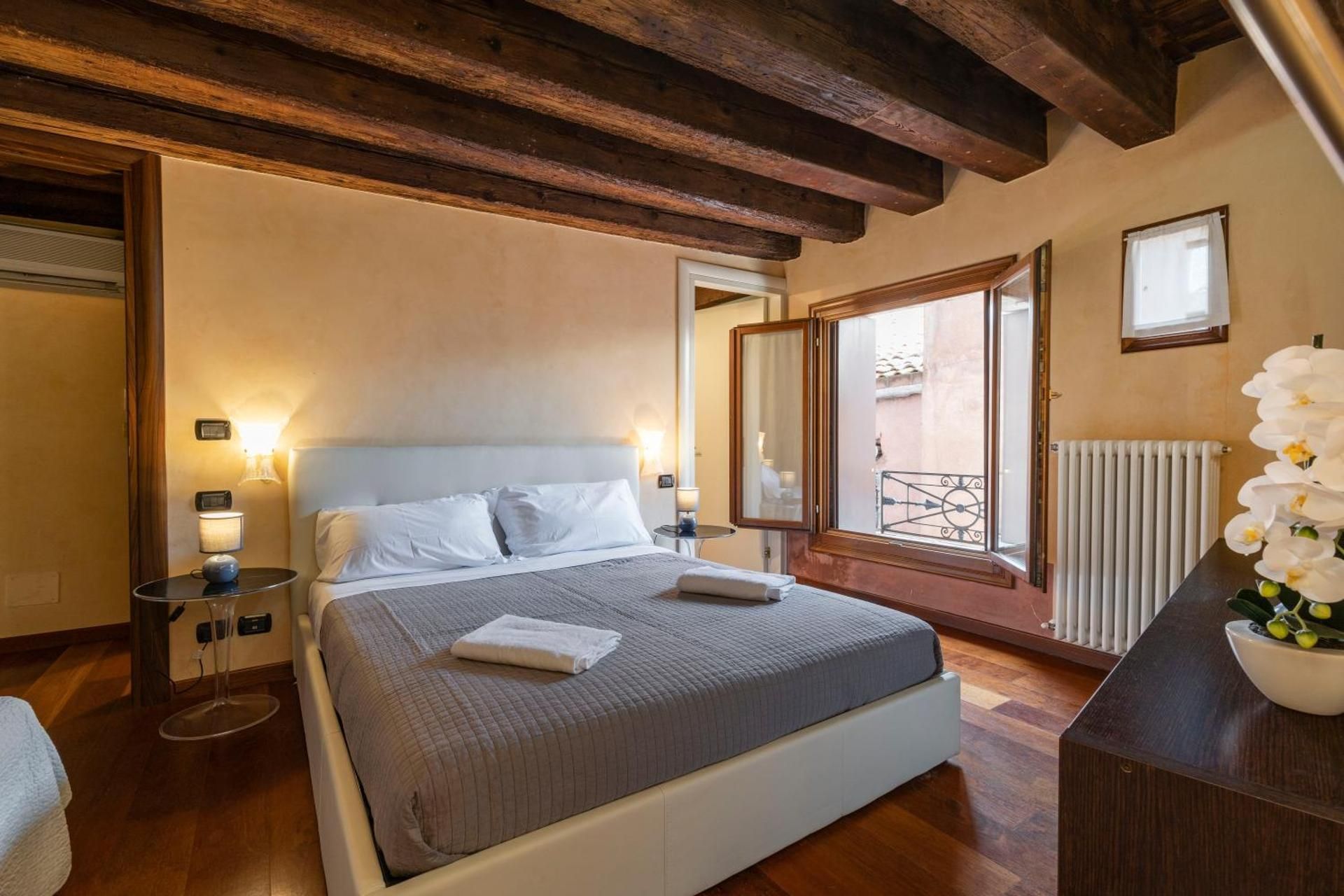 Two-Bedroom Apartment with 2 Bathrooms