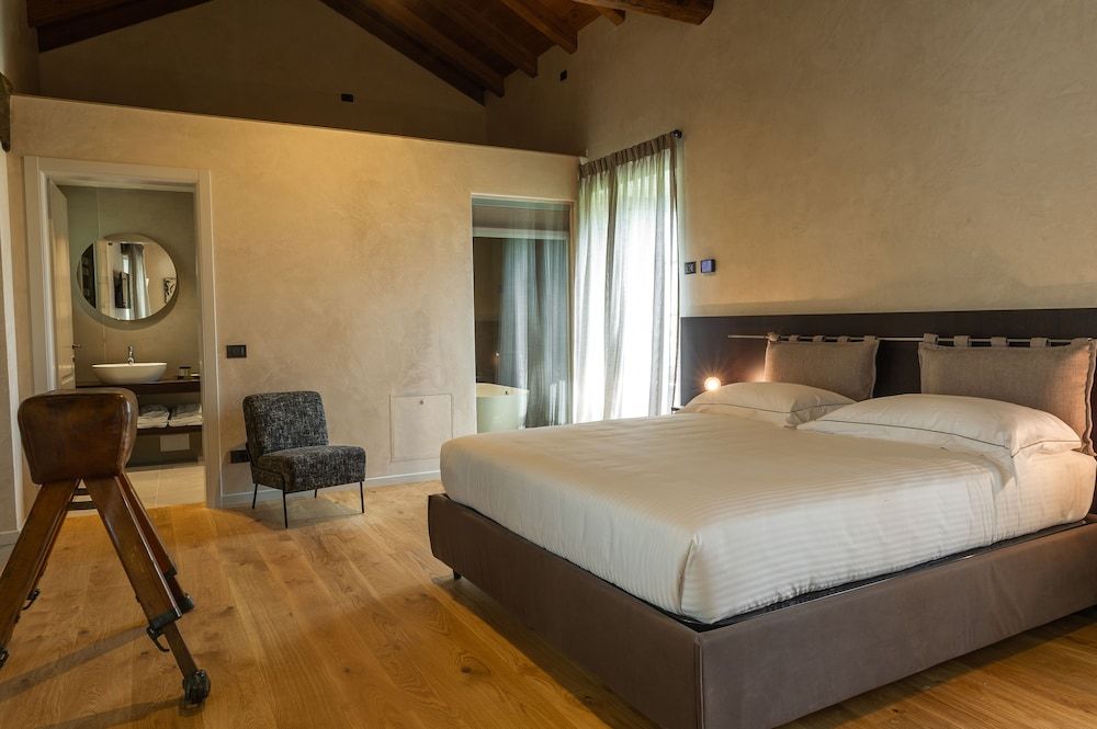 Relais San Vigilio al Castello Deluxe Double Room, Garden View
