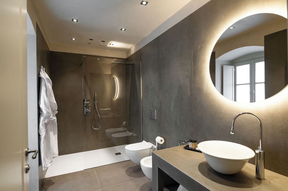 Relais San Vigilio al Castello Deluxe Double Room, City View 3