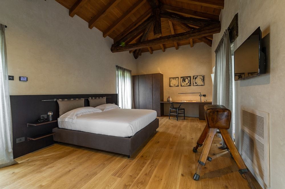 Relais San Vigilio al Castello Deluxe Double Room, Garden View 2