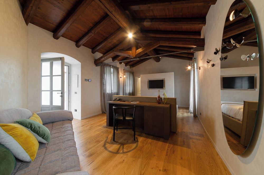 Relais San Vigilio al Castello Deluxe Double Room, City View 4