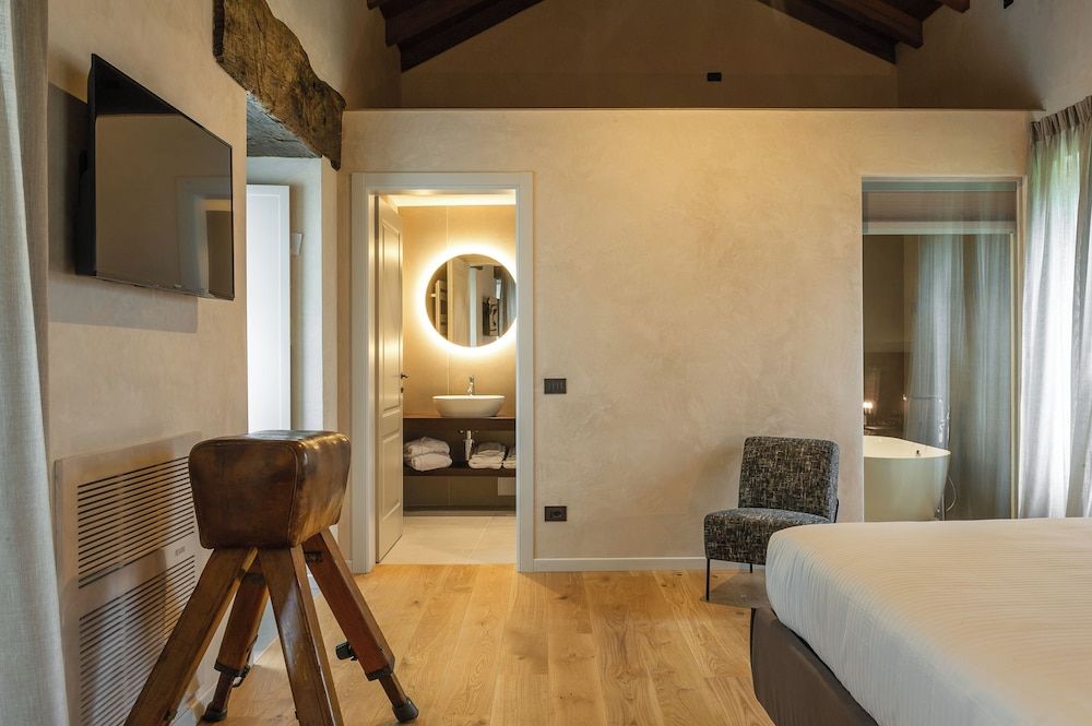 Relais San Vigilio al Castello Deluxe Double Room, Garden View 4