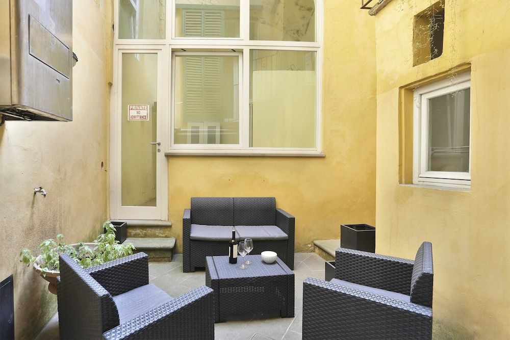 Short-let Florence Pontevecchio Suite Apartment, 2 Bedrooms 14