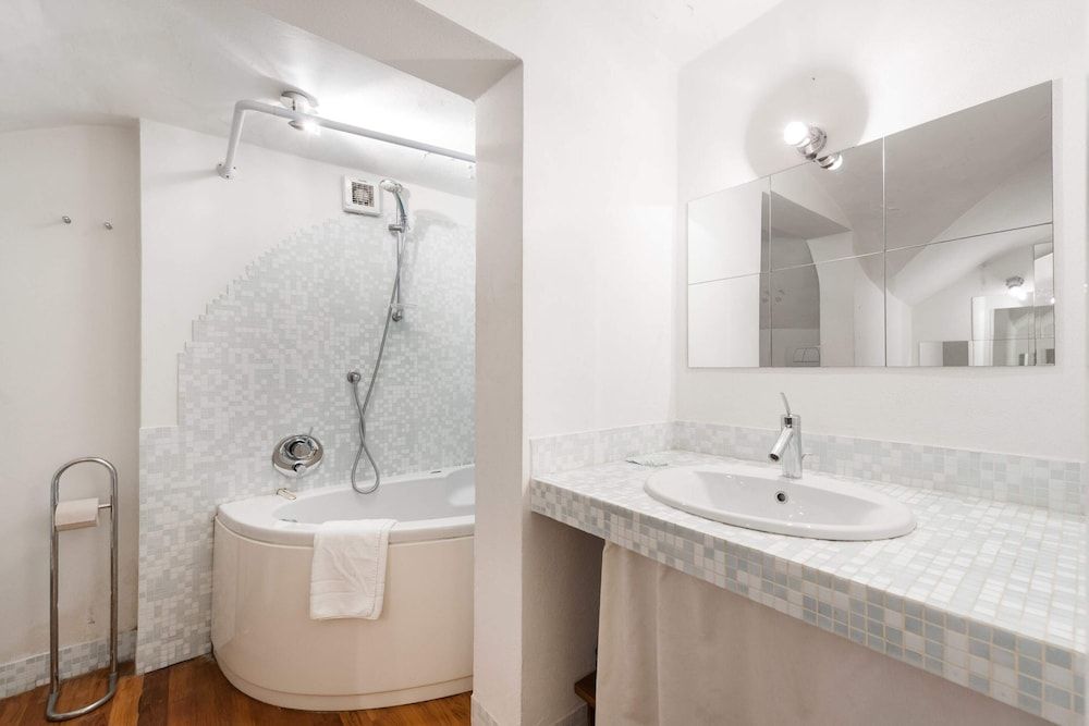 Short-let Florence Pontevecchio Suite Apartment, 2 Bedrooms 23