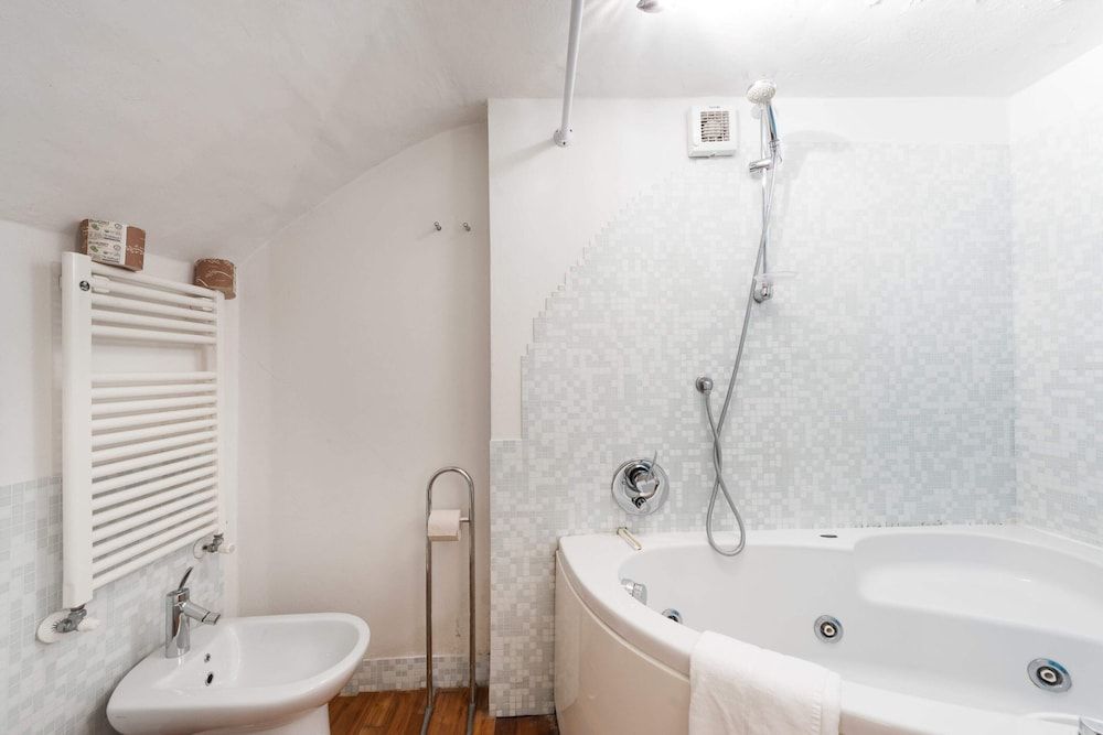 Short-let Florence Pontevecchio Suite Apartment, 2 Bedrooms 21