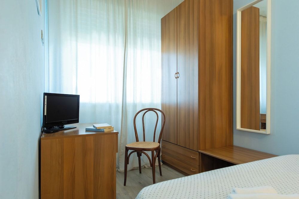 Hotel Massimo Economy Room, 1 Large Twin Bed, Non Smoking, Air conditioning 9