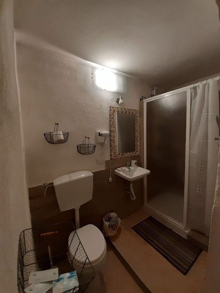 B&B La Grotta Basic Double Room, 1 Bedroom, Non Smoking, Garden View 9