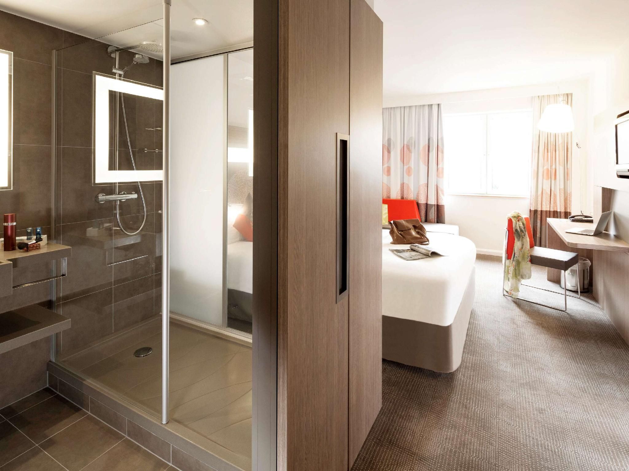 Superior Premium Room with 1 queen bed & 1 doub le sofa bed