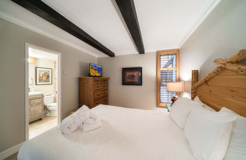 Vail's Mountain Haus Condo, 2 Bedrooms, 2 Bathrooms, Mountainside