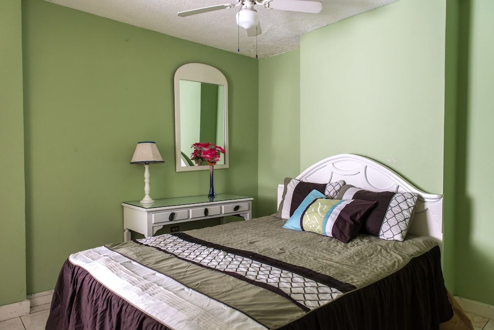 Deluxe Studio, 1 Queen Bed, Accessible, Partial Ocean View