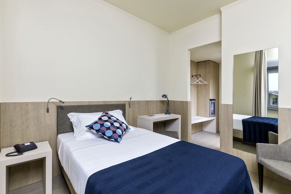 Living Hotel Room, Connecting Rooms 5