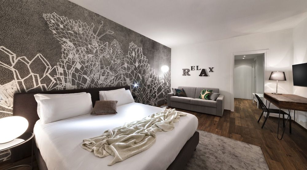 Living Hotel Junior Suite, 1 King Bed with Sofa bed, Jetted Tub (Jacuzzi) 2