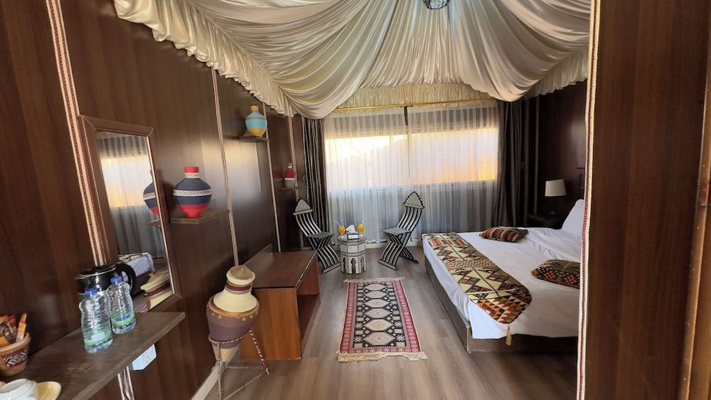 Mazayen Rum Camp Deluxe Tent, 1 King Bed 4