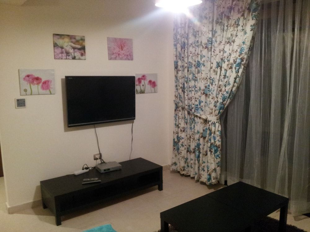 Cozy Dair Ghbar Apartments Deluxe Apartment, 2 Bedrooms, Accessible, Smoking 14
