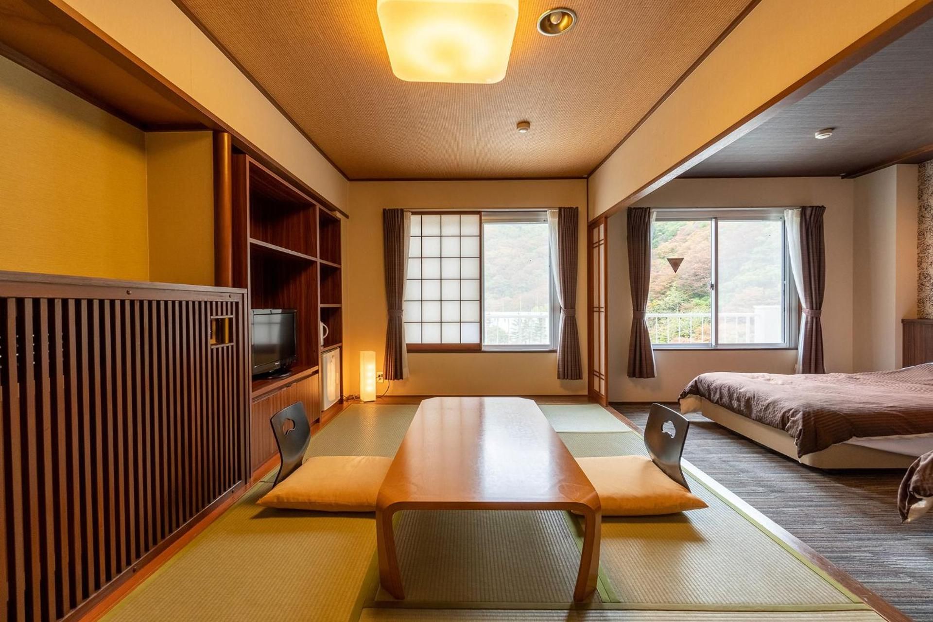 Standard Japanese-Western-Style-Room 48 sqm - Shared Bathroom - Non-Smoking