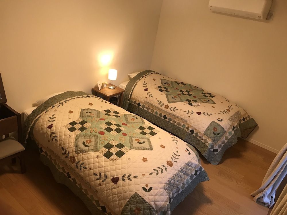 Self Check-In / Twin Room with Extra Bed, Shared Bathroom