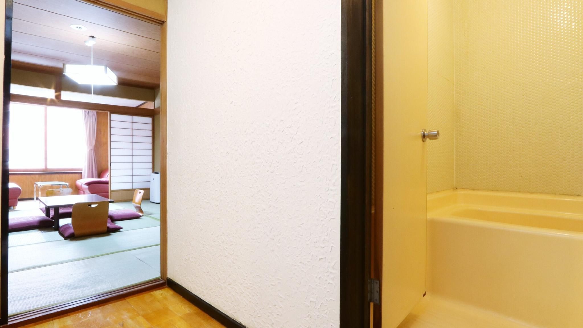 Japanese Style Room with 10 Tatami and Bathtub