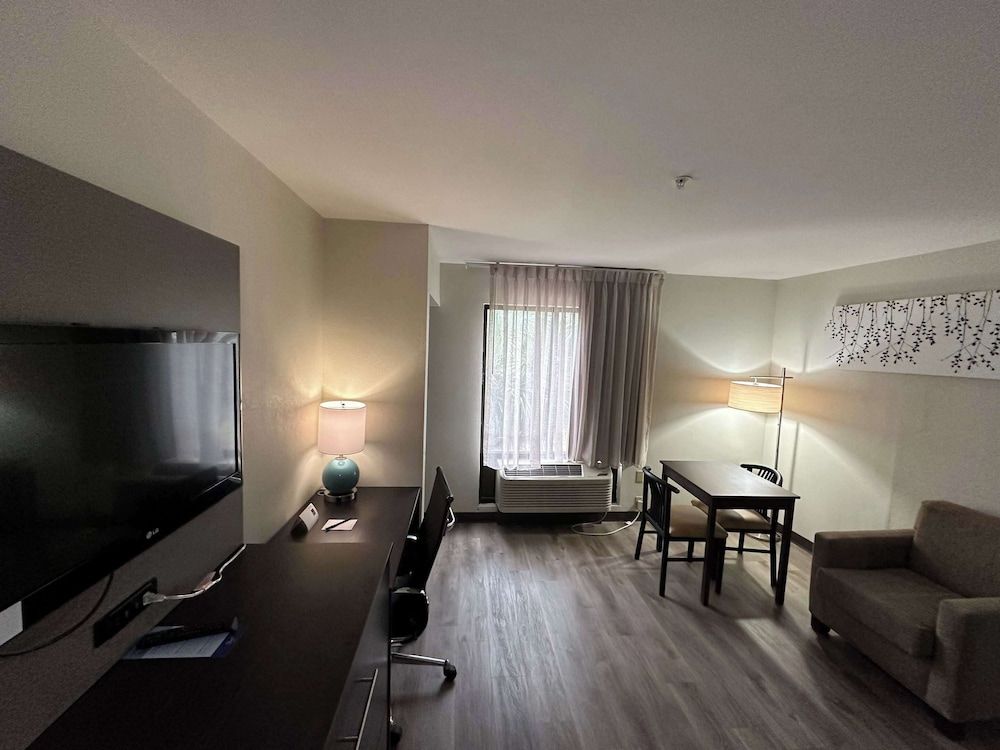 Business Suite, 2 Queen Beds, Non Smoking (Upgrade)