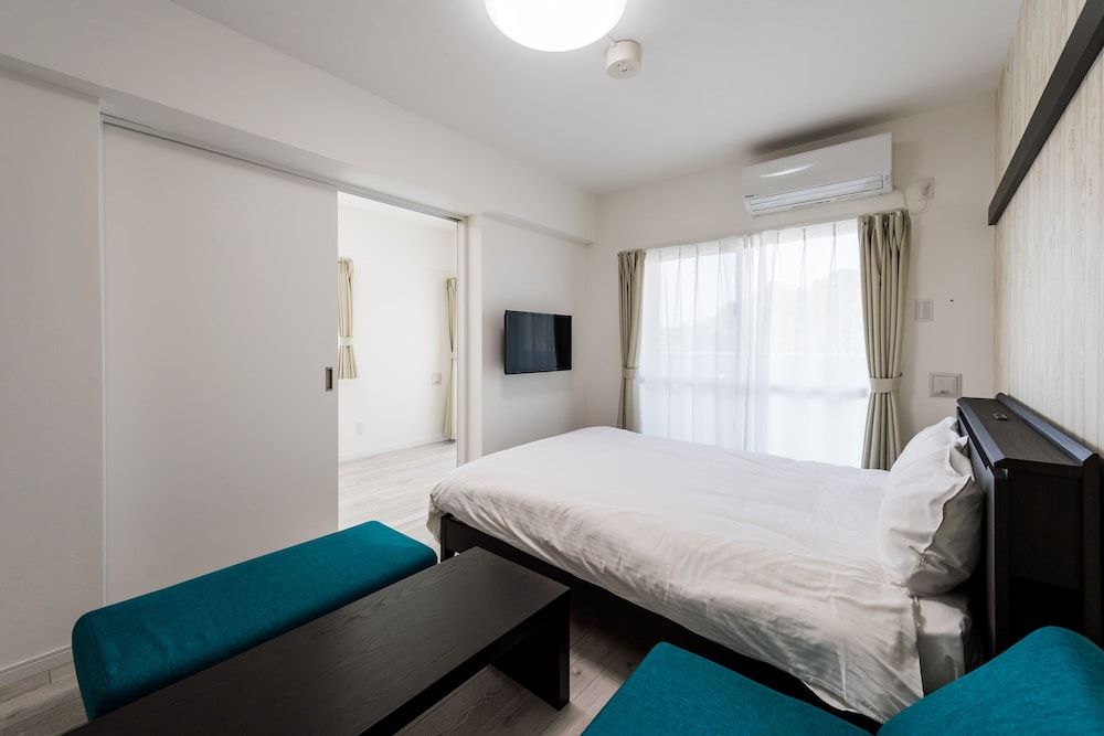 Double Room (  B  )
