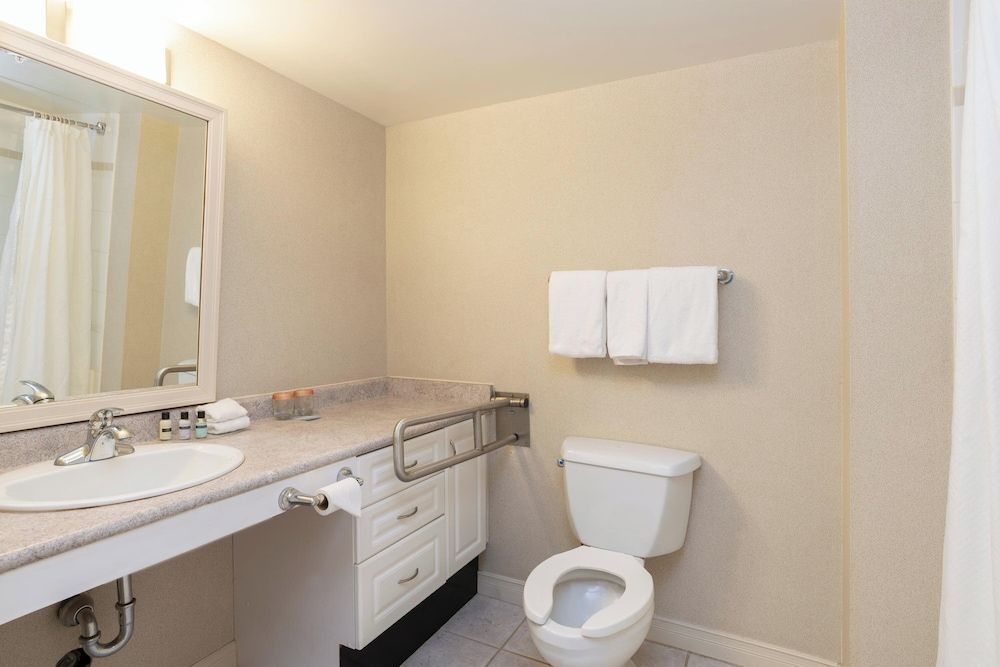 Sandman Suites Surrey-Guildford Suite, 1 King Bed with Sofa bed, Kitchen (Accessible) 4