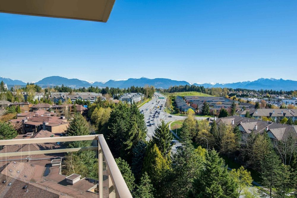 Sandman Suites Surrey-Guildford Standard Suite, 1 King Bed with Sofa bed, Kitchen (View) 3