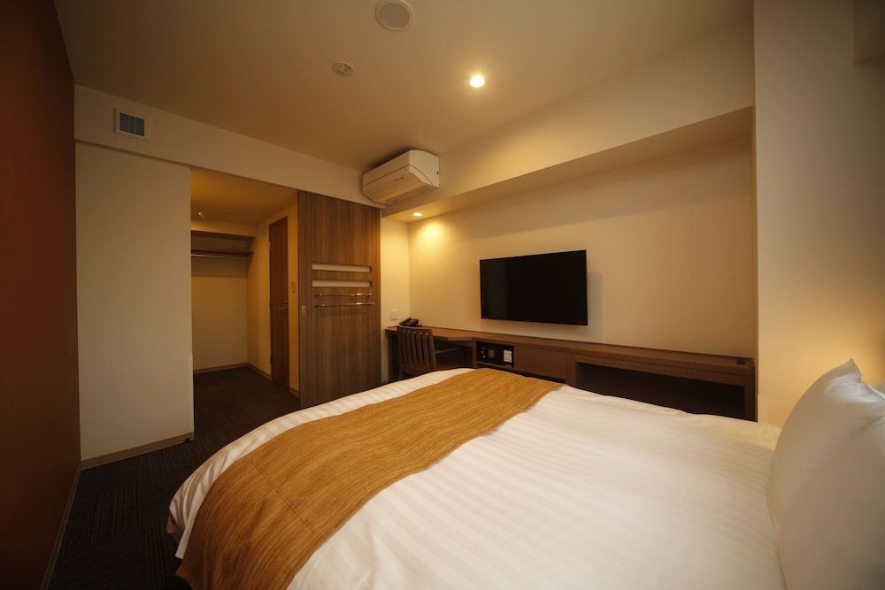 Moderate Queen Room W/4 nights Non Smoking(No cleaning)