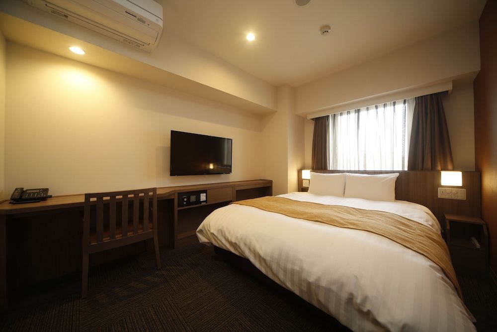 Moderate Queen Room W/4 nights Non Smoking(No cleaning)