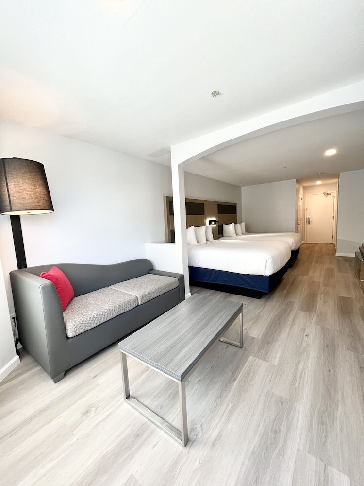 undefined Hotel Aluxor SFO 9