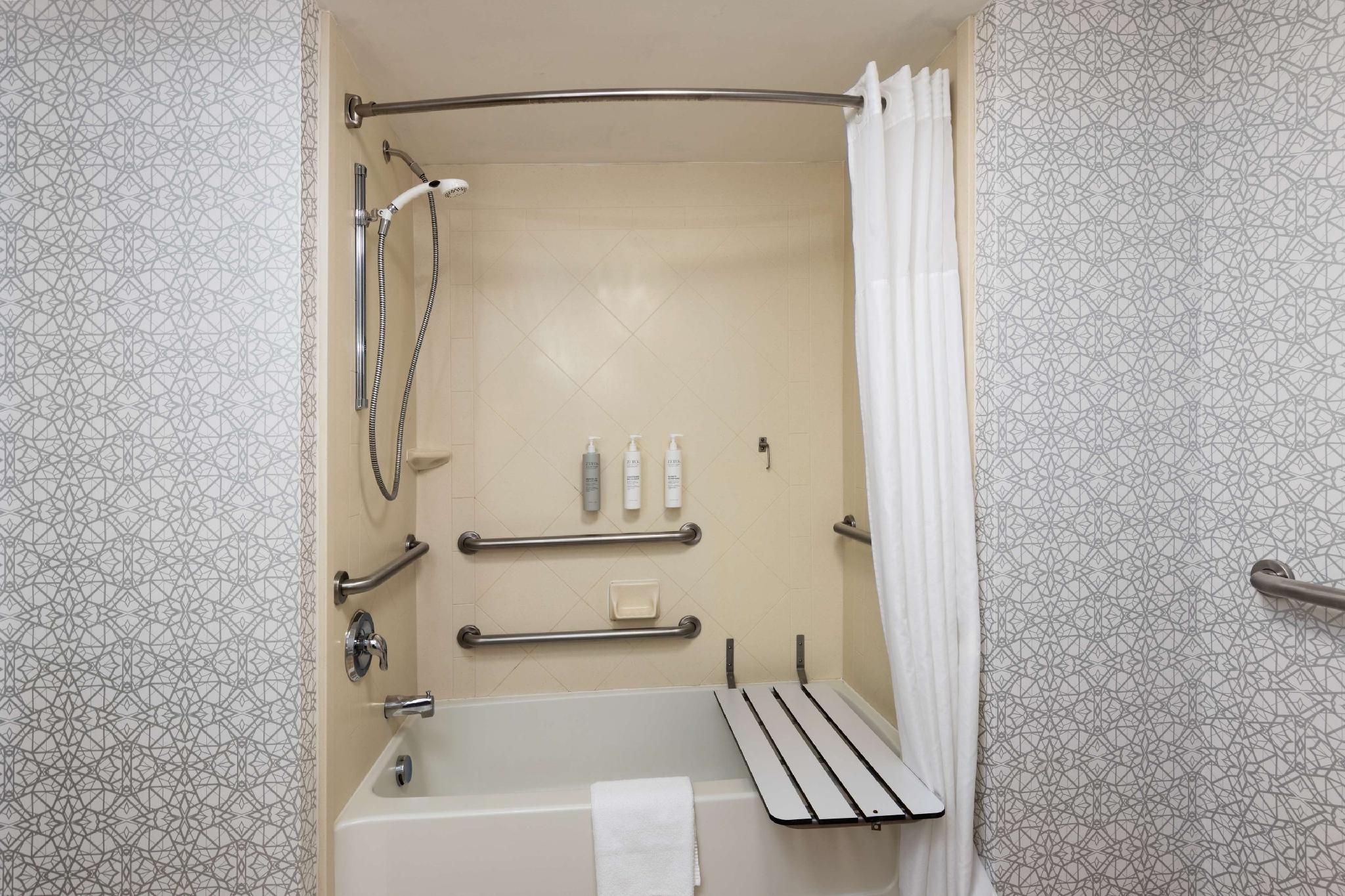 1 KING MOBILITY/HEARING ACCESS W/TUB NONSMOK